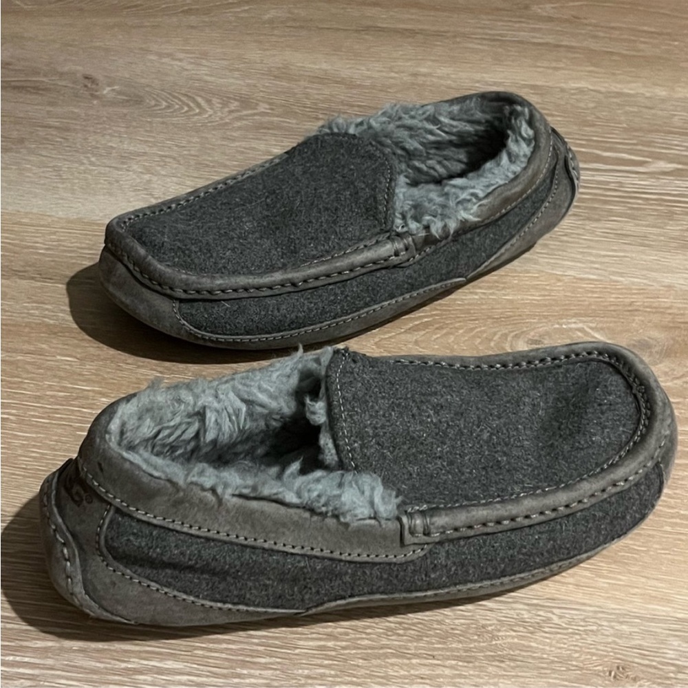 Ugg Ascot men’s shearling slippers in grey gray size 7 (fits women’s 8)